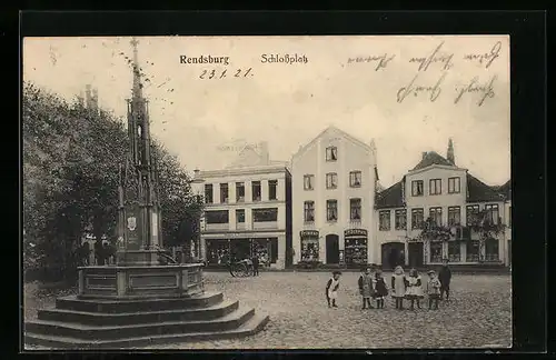 AK Rendsburg, Schlossplatz mit Geschäften und Brunnen