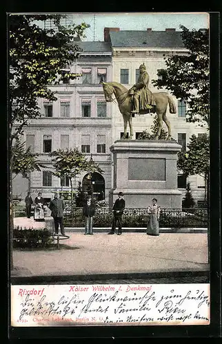 AK Berlin-Rixdorf, Passanten am Kaiser Wilhelm I. Denkmal