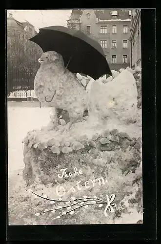AK Augsburg, Osterküken-Skulptur mit Regenschirm