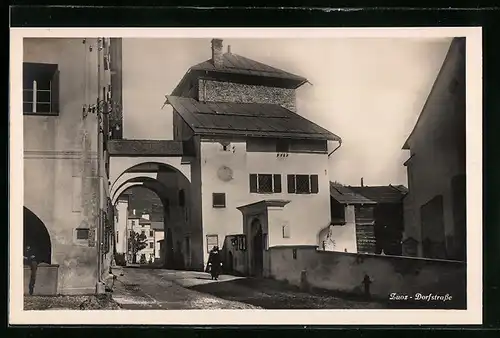 AK Zuoz, Dorfstrasse mit Tor
