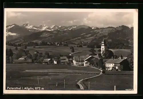 AK Petersthal /Allg., Gesamtansicht mit Bergpanorama