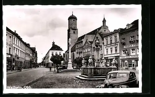 AK Weilheim /Obb., Platz mit Brunnen und Kirche