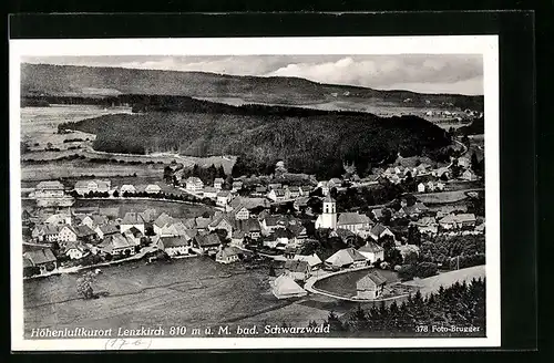 AK Lenzkirch /Bad. Schwarzwald, Teilansicht mit Kirche