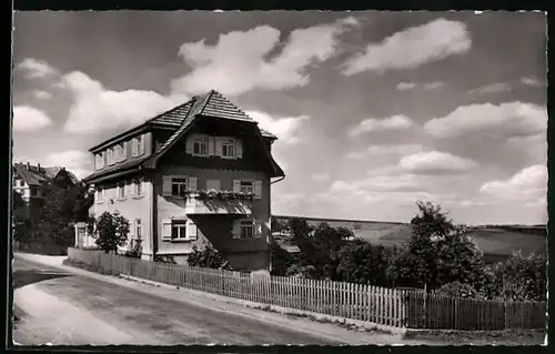 AK Lossburg-Rodt im Schwarzw., Strassenpartie mit Fremdenheim Schaber