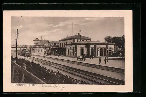 AK Kleinen, Eisenbahnzug hält im Bahnhof