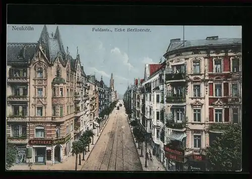 AK Berlin-Neukölln, Fuldastrasse, Ecke Berlinerstrasse mit Apotheke aus der Vogelschau