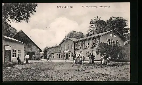 AK Schwiddeldu, Langgebäude und Scheune mit Kutsche und eleganter Gesellschaft an einer Strasse