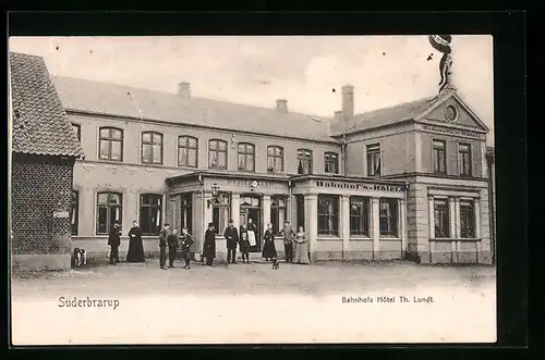 AK Süderbrarup, Bahnhofs Hotel mit Wirtin und Gästen