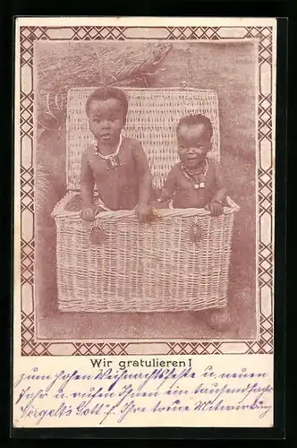 AK Zwei afrikanische Kinder in einem Korb, Glückwunsch