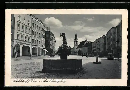 AK Mühldorf / Inn, am Stadtplatz mit Brunnen