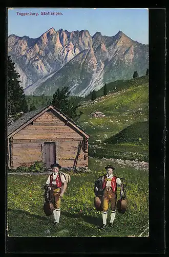 AK Toggenburg, Zwei Herren in Tracht vor einer Holzhütte und den Säntisalpen