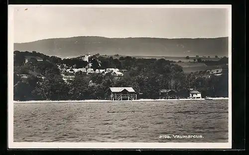 AK Vaumarcus, Ortsansicht mit Ufergebäuden vom Wasser aus