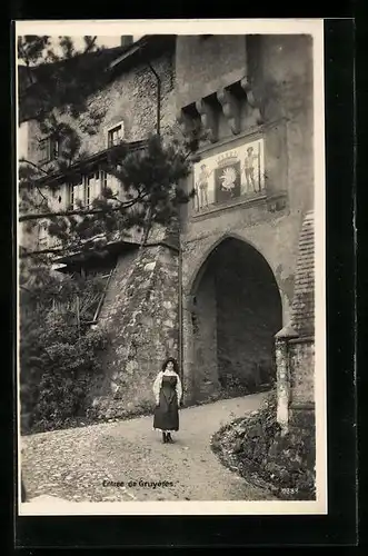 AK Gruyéres, Entrée, Mädchen vor einem Torbogen