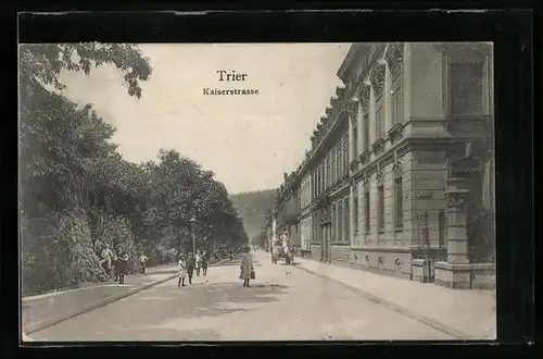 AK Trier, Kaiserstrasse mit Passanten