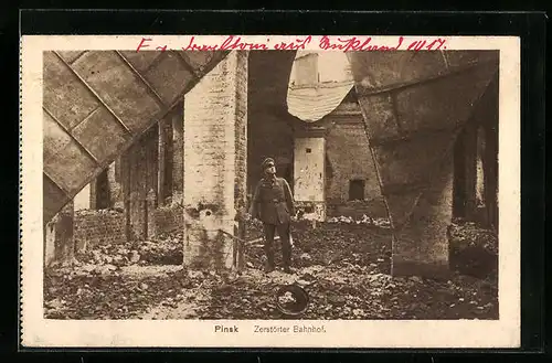 AK Pinsk, Soldat im zerstörten Bahnhof