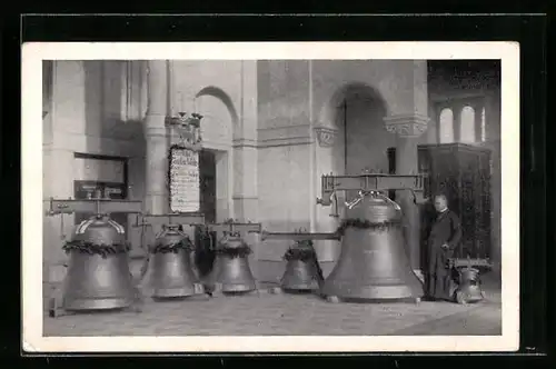 AK Wien, Pfarrkirche zur unbefleckten Empfängnis, Enkplatz, Glockenweihe 1926, Glocken und Priester in der Kirche