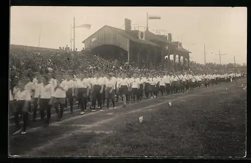 Foto-AK Augsburg, Bayrisches Kreisturnfest 1922, Einmarsch der Turnerinnen