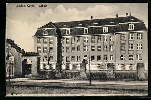 AK Labiau, Schule mit Toreingang, Strassenansicht