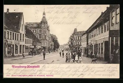 AK Flensburg-Neustadt, Strassenpartie mit Passanten