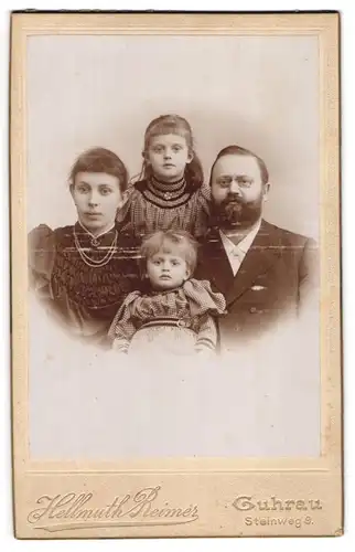 Fotografie Hellmuth Reimers, Guhrau, Steinweg 9, Junge Familie im Portrait