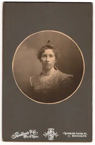 Fotografie Gardner & Co., Brooklyn, 276 & 278 Fulton St., Portrait einer hübschen jungen Frau