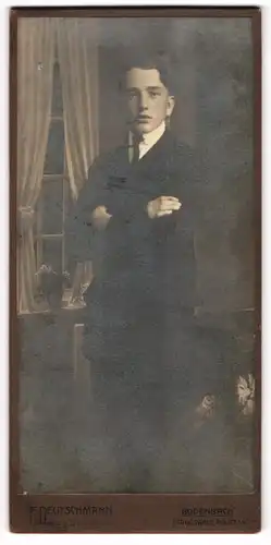 Fotografie F. Deutschmann, Bodenbach, Stattlicher junger Mann im Anzug
