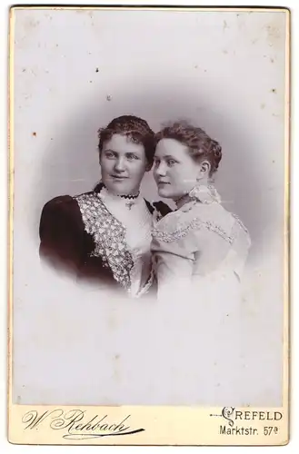 Fotografie W. Rehbach, Crefeld, Marktstr. 57a, Zwei junge Frauen in inniger Pose