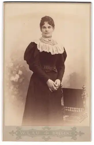 Fotografie Wilhelm Lau, Bregenz, Römerstr., Portrait einer Frau im schwarzen Kleid m. weissem Kragen