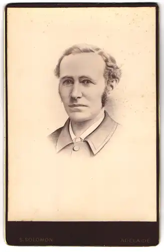 Fotografie S. Solomon, Adelaide, 51 Rundle St., Portrait eines Herrn mit Scheitel