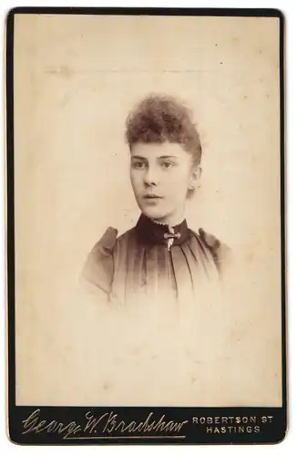 Fotografie Georg W. Bradshaw, Hastings, Robertson St., Junge Frau mit lockigem Haar