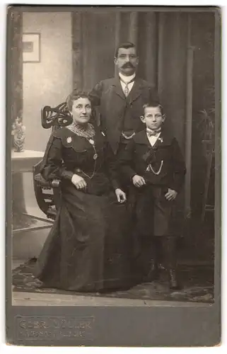 Fotografie Gebr. Müller, Altona, Schulterblatt 55, Familie im Portrait