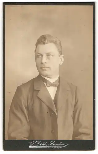 Fotografie J. Dehé, Hamburg, Schlump 47, Portrait eines jungen Herrn im Anzug