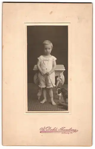Fotografie J. Dehé, Hamburg, Schlump 47, Goldiges Kind mit Schaukelpferd
