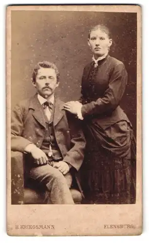 Fotografie H. Kriegsmann, Flensburg, Gr. Strasse 75, Wohlhabendes Paar im Portrait