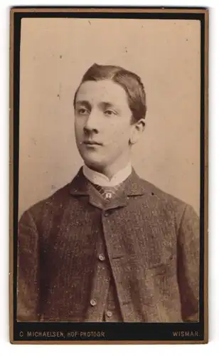 Fotografie C. Michaelsen, Wismar, Krämerstr. 19, Junger Mann mit Scheitel im Portrait