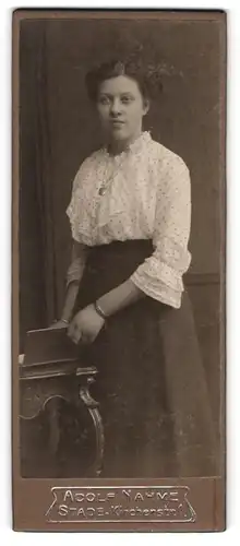 Fotografie Adolf Nahme, Stade, Kirchenstr. 1, Junge Frau mit Bluse, Buch und Herz-Kette