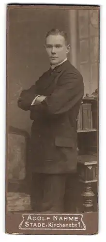 Fotografie Adolf Nahme, Stade, Kirchenstr. 1, Stolzer junger Mann im Anzug