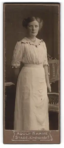 Fotografie Adolf Nahme, Stade, Kirchenstr. 1, Hübsche junge Frau im weissen Kleid