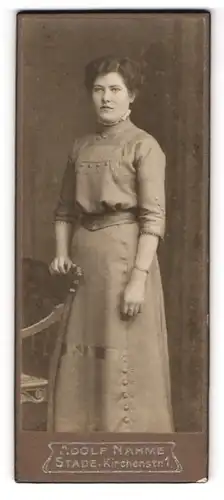 Fotografie Adolf Nahme, Stade, Kirchenstr. 1, Junge Frau im taillierten Kleid