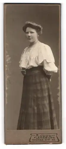 Fotografie A. Juul, Flensburg, Grosse Str. 35, Junge Frau in weisser Bluse mit Perlenkette