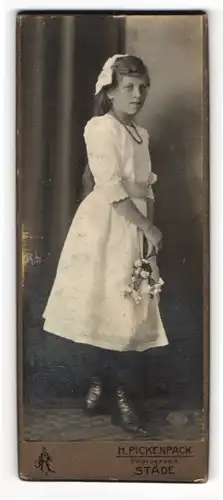 Fotografie H. Pickenpack, Stade, Junges Mädchen im weissen Kleid mit Blumen