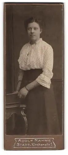 Fotografie Adolf Nahme, Stade, Kirchenstr. 1, Andenken an eine junge Frau mit Herz-Kette und Bluse