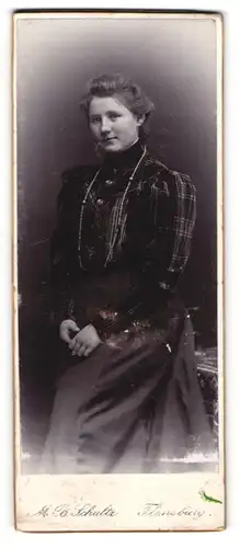 Fotografie M. B. Schultz, Flensburg, Portrait einer jungen Frau in Bluse und mit Perlenkette