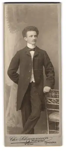 Fotografie Chr. Schwennesen, Tondern, Stattlicher Herr im Anzug mit lockigem Haar