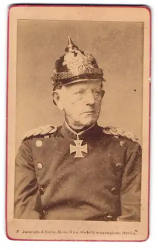 Fotografie F. Jamrath & Sohn, Berlin, Graf von Moltke in Uniform mit Pickelhaube und Halsorden