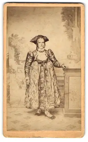 Fotografie A. Bamert, München, Portrait jung Frau in üppiger Tracht mit Haube und pompösem Kleid