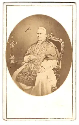 Fotografie unbekannter Fotograf und Ort, Portrait Papst Pius IX im Ornat nebst Kruzifix