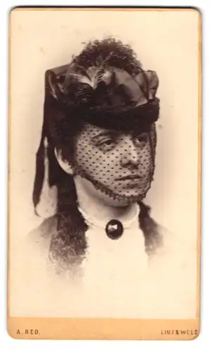 Fotografie A. Red. Linz, Portrait junge Dame mit Schleierhut und dicker Brosche um den Hals