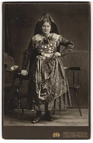 Fotografie A. Wiedemann, München, Portrait junge Frau im Trachtenkleid mit Kopfbedeckung