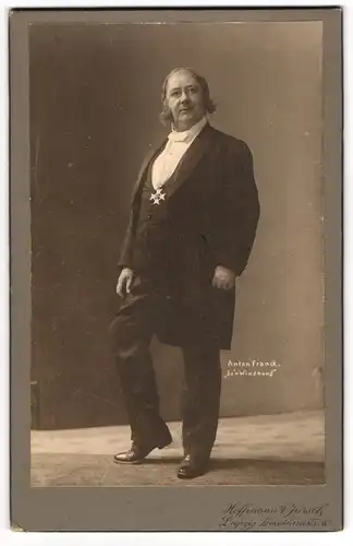 Fotografie Hoffmann & Jursch, Leipzig, Portrait Schauspieler Anton Franck in So`n Windhund mit Orden